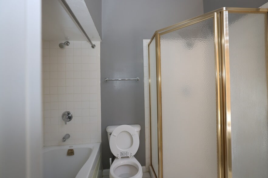 Master Bath - 852 Lincoln Ave