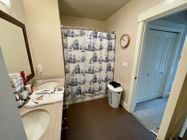 Building Photo - Beautiful 1 Bed + Den/1.5 Bath Condo @ Mar...