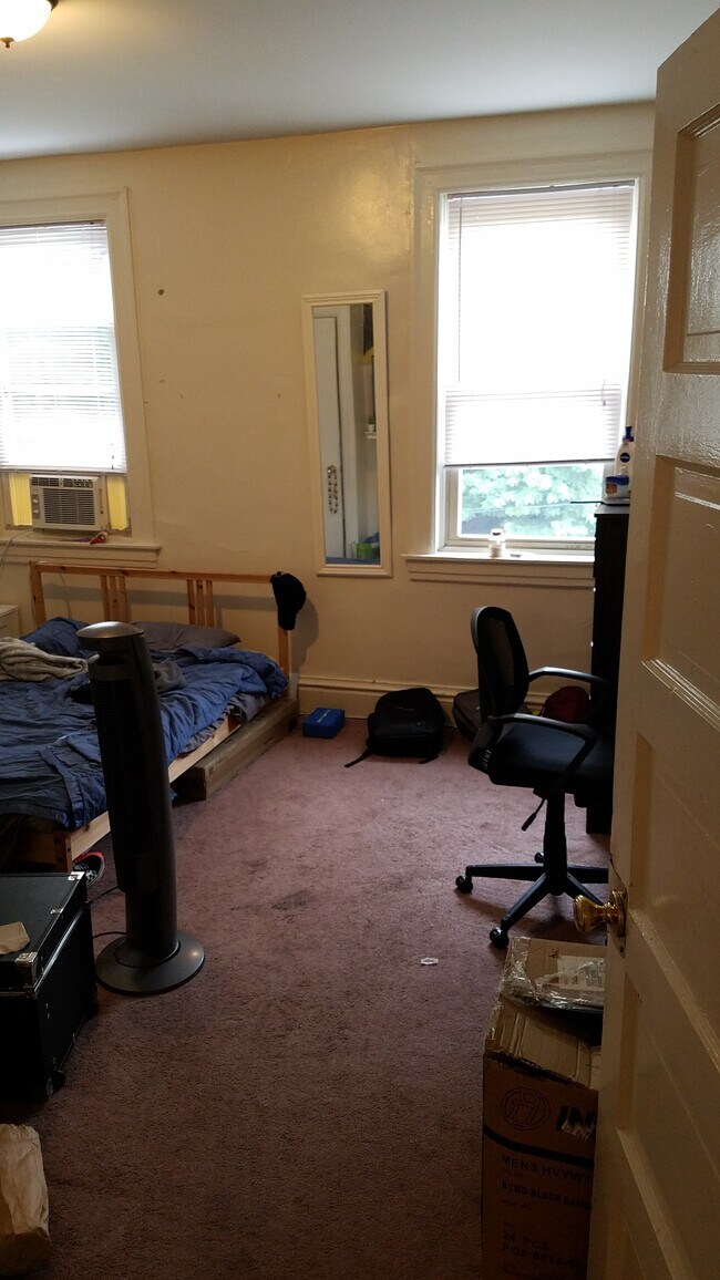 Back BR - 341 S Bouquet St