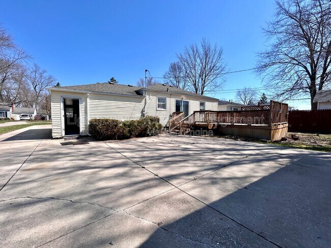 Building Photo - 527 Ferndale Ave NW