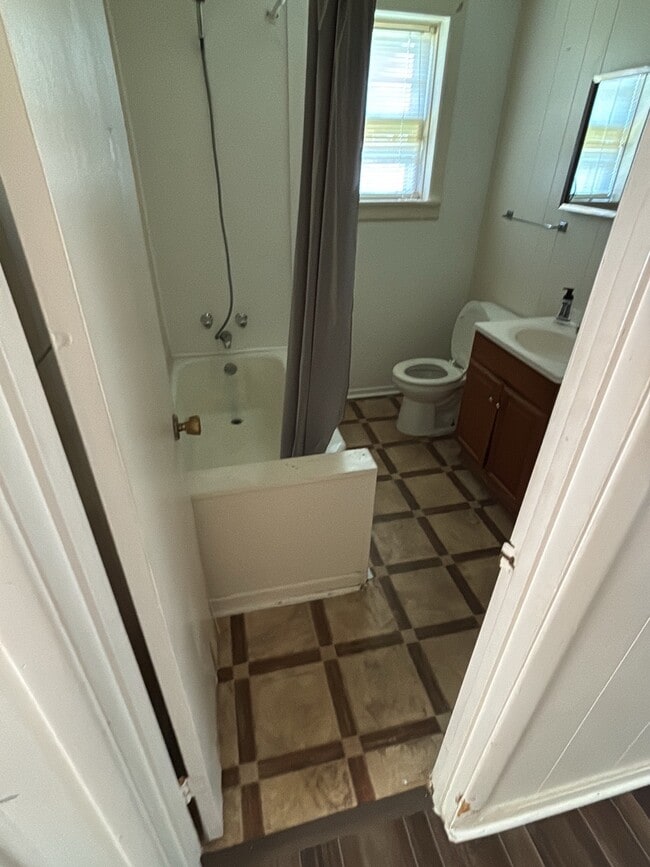 Building Photo - 1604 B E 9th St