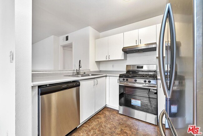 Building Photo - 326 S Manhattan Pl