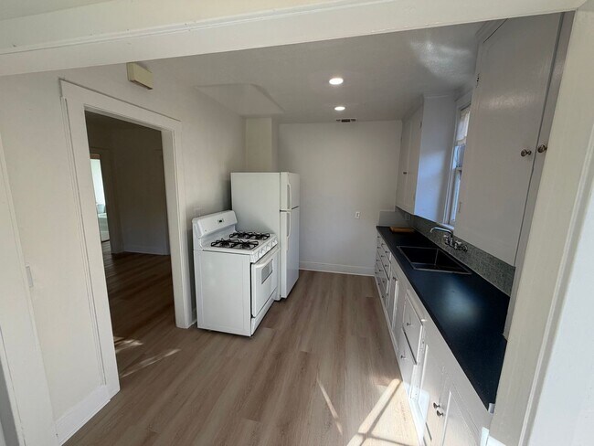 Building Photo - 2 Bedroom | 1 Bathroom | Single family home in Sacramento