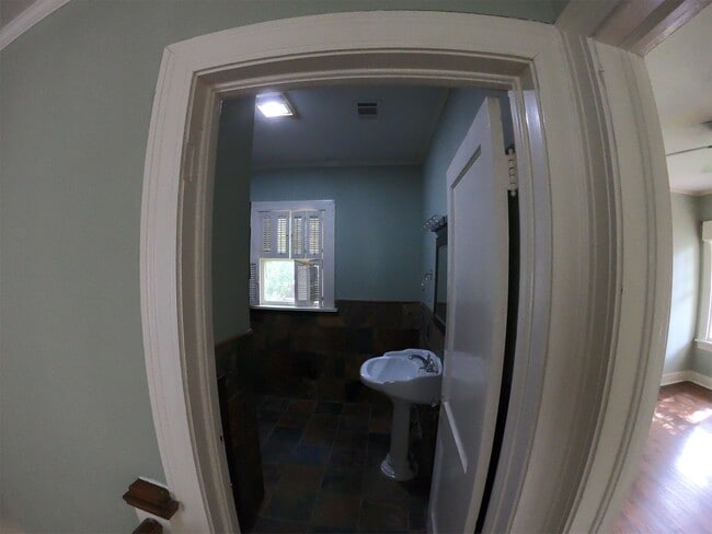 Building Photo - 824 Oakwood St