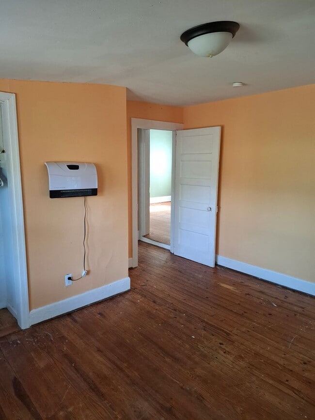 Building Photo - Unbelievable Updated Farmhouse in Lanexa!