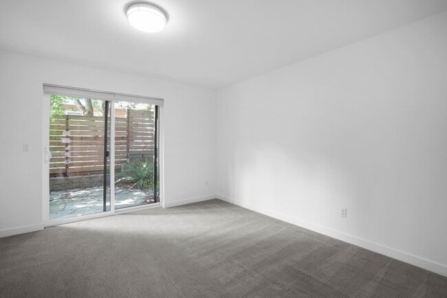 Building Photo - Modern Beacon Hill Townhouse Available for Rent!