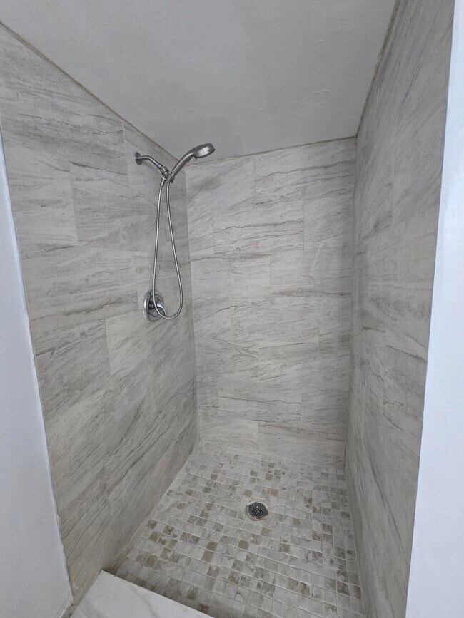 Building Photo - 1400 Crestwood Ct S