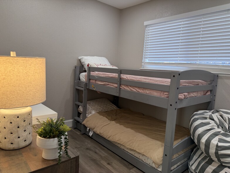 Building Photo - 806 Coyote St