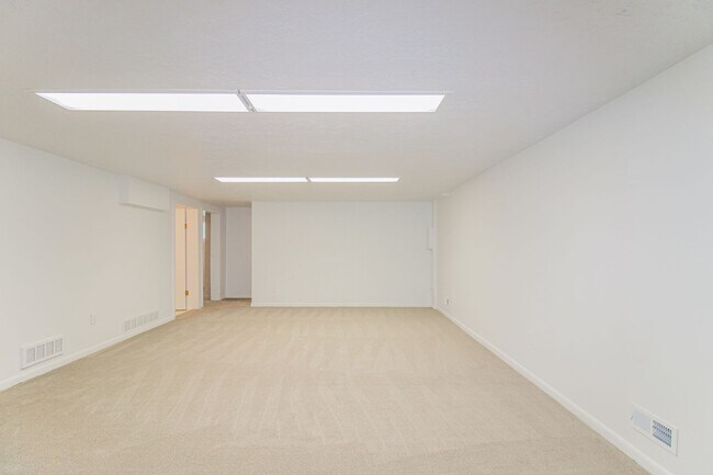 Building Photo - Maxfield