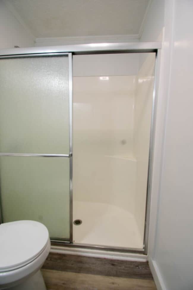 Building Photo - 2 Bedroom 1 Bathroom Updated Apartment! No Pets