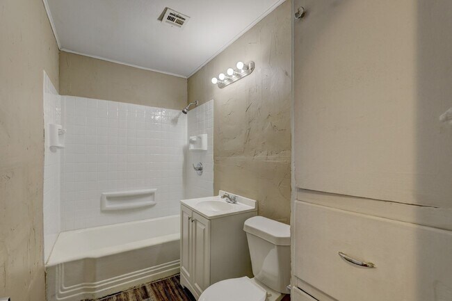 Building Photo - 3 Bed 2 Bath close to OU Med Center