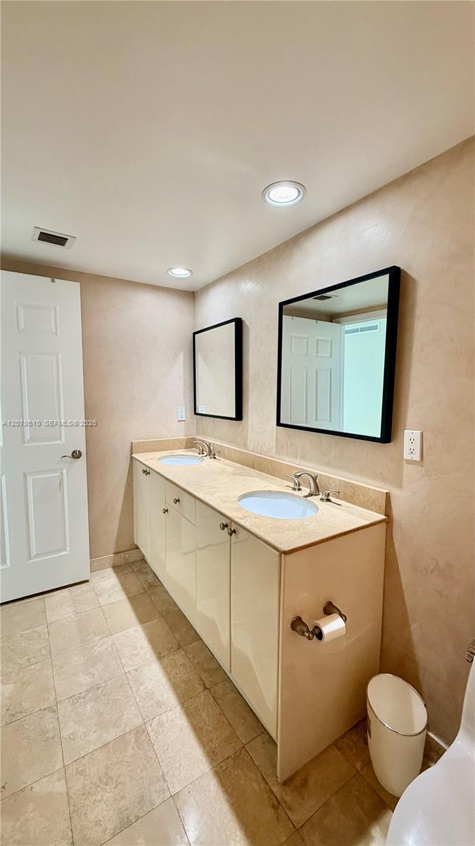 Building Photo - 1755 E Hallandale Beach Blvd