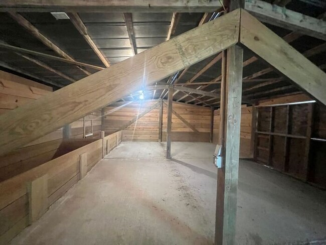 Building Photo - Freshly paint! No Carpet! Barn/Garage! Fir...
