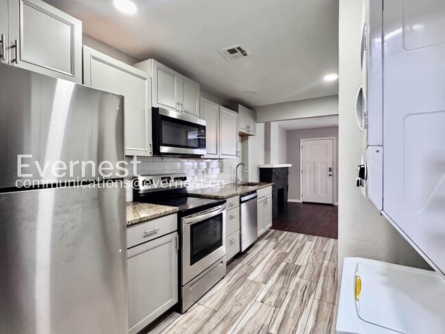 Building Photo - 2 Bed/1 Bath Townhome with Off-Street Parking / Pet-Friendly / Available Now!