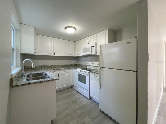 Building Photo - 2704 E Columbus Dr