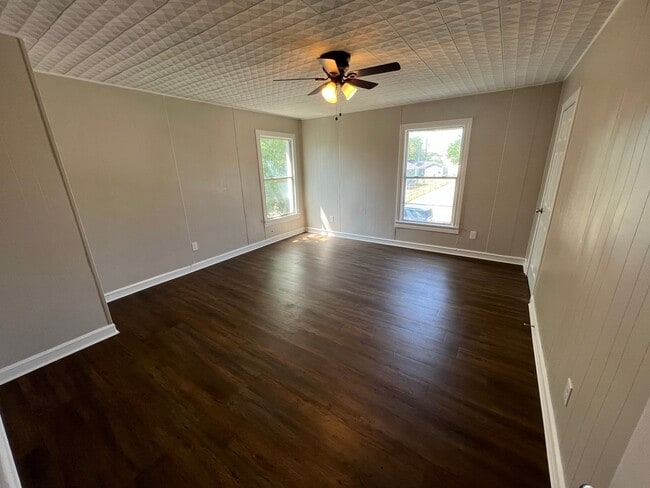 Building Photo - Duplex *upstairs* Leasing Special Available*