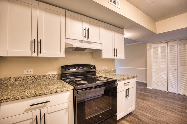 Building Photo - 5721 E Hastings Arch