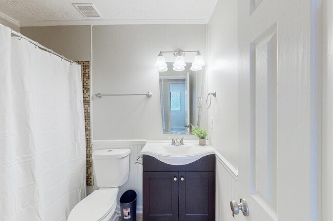 Building Photo - Ellenwood House with Dining area. Spacious...