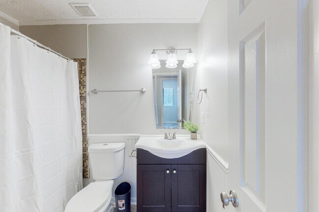 Building Photo - THE LINCOLNDALE | Spacious & comfortable Ellenwood house featuring a dining area designed for con...