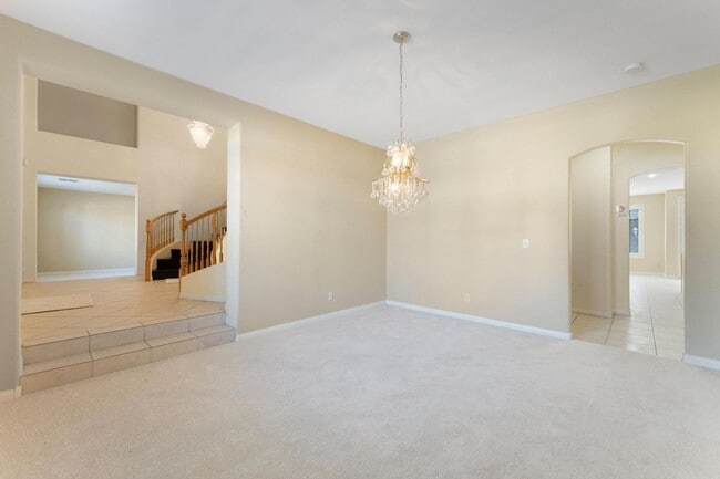 Building Photo - Luxurious Home in Gated Community