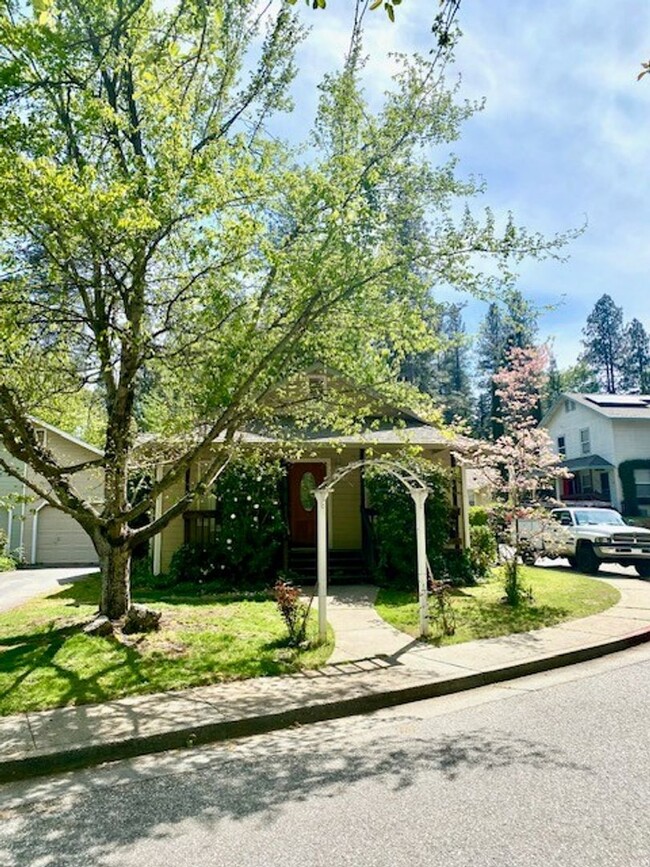 Primary Photo - Cozy and Nice 2 bedroom Home in Nevada City