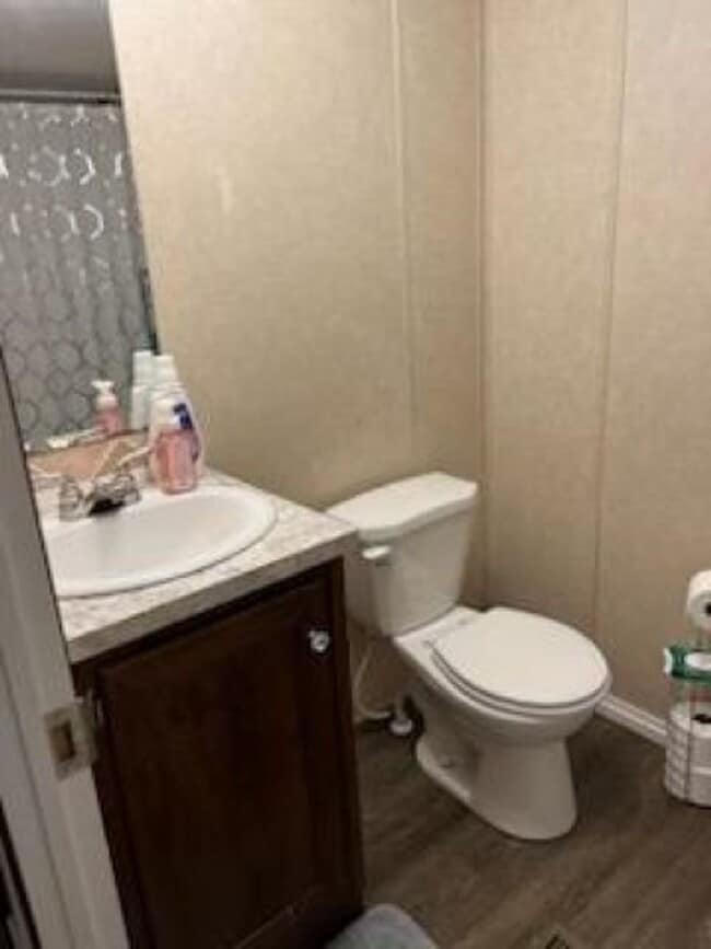 Building Photo - $1,000 - 2 Bedroom / 2 Bath Unfurnished Mo...