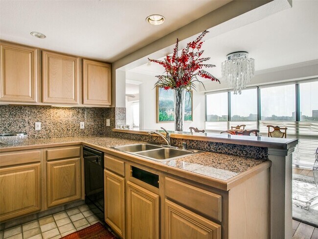 Building Photo - 4242 Lomo Alto Dr