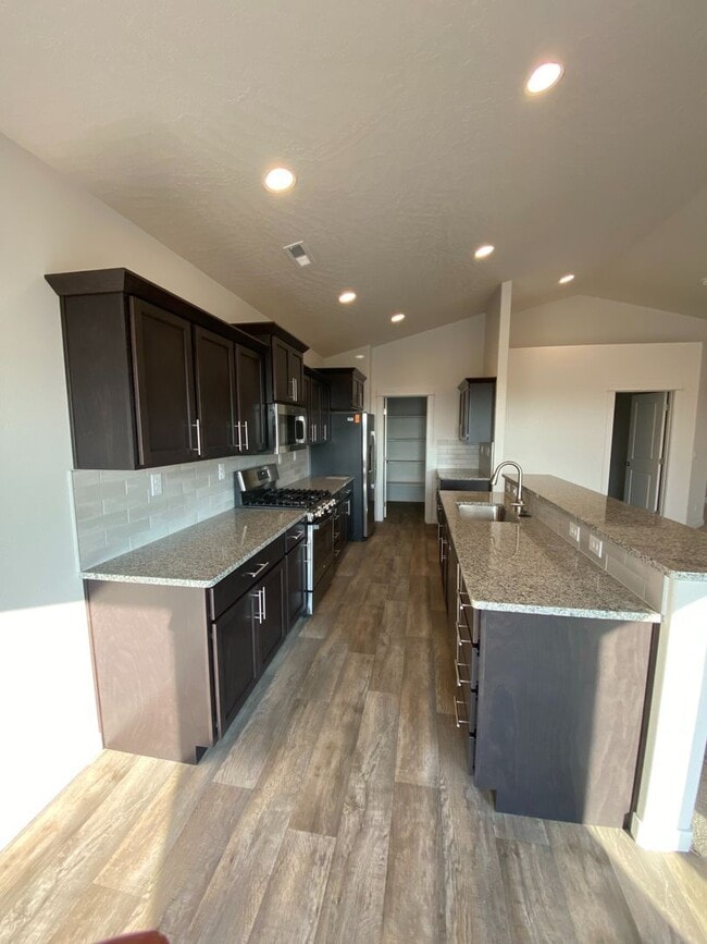 Building Photo - SINGLE FAMILY RANCHER ON ARROW LEAF (APP#146)