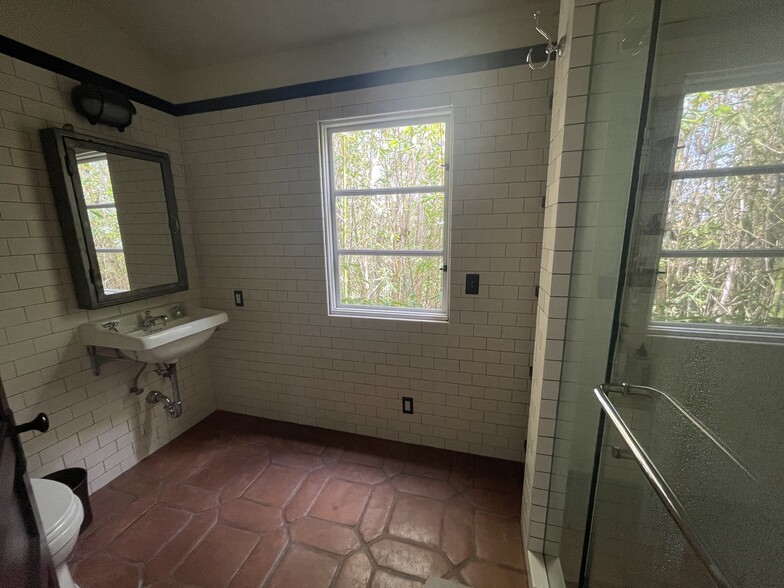Building Photo - 232 E Los Olivos St