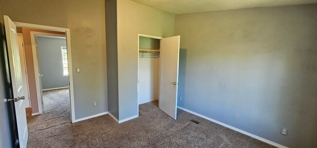 Building Photo - 510 S Circle Dr