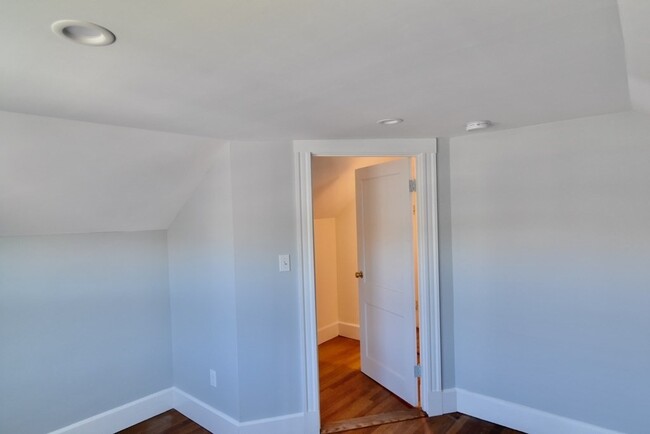Building Photo - 106 Brook St