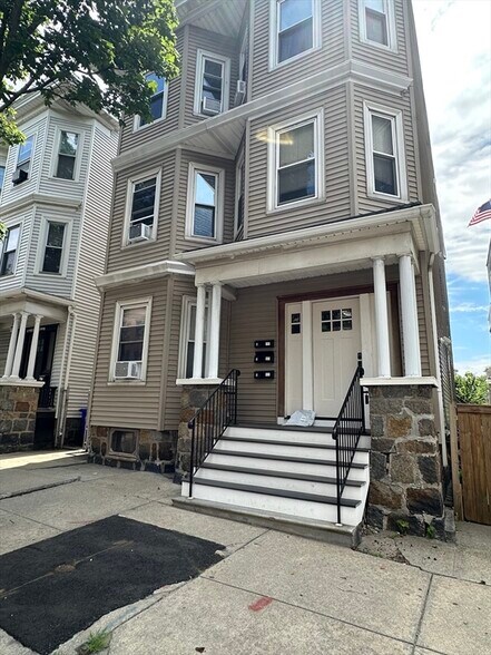 Building Photo - 575 E 8th St