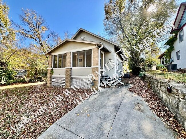 Building Photo - ADORABLE and CLEAN 2 Bed 1 Bath Home in KC...