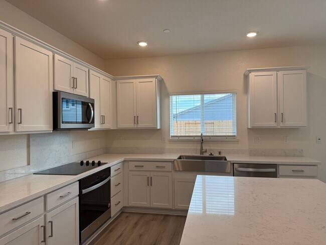 Building Photo - Beautiful 5 bed 3 bath located in West Ros...