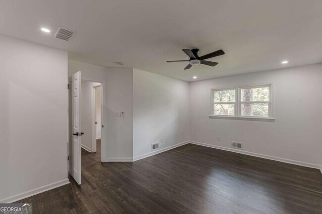 Building Photo - 2352 Glendale Dr