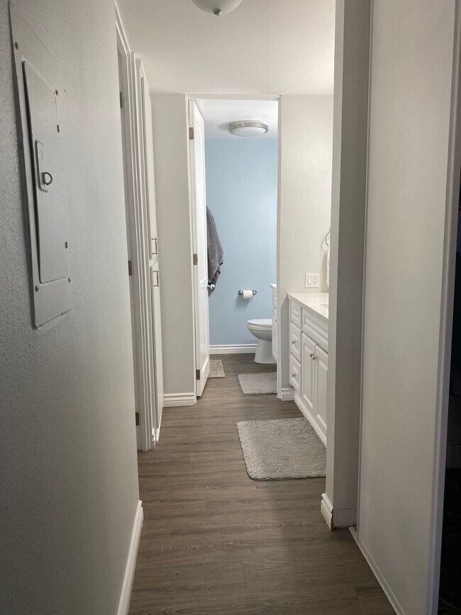 Building Photo - 6542 Ocean Crest Dr