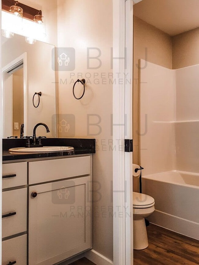 Building Photo - 2 BED/ 1.5 BATH TOWNHOME