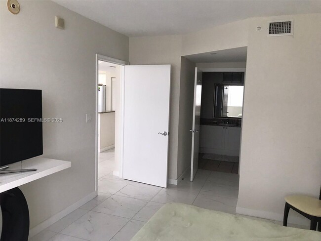 Building Photo - 19501 W Country Club Dr