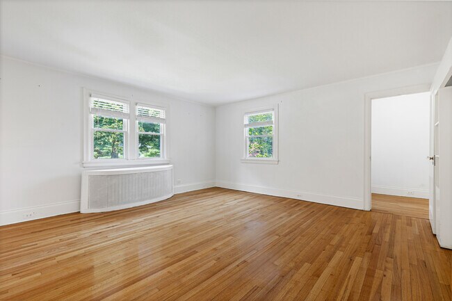 Building Photo - 30 Park Dr N