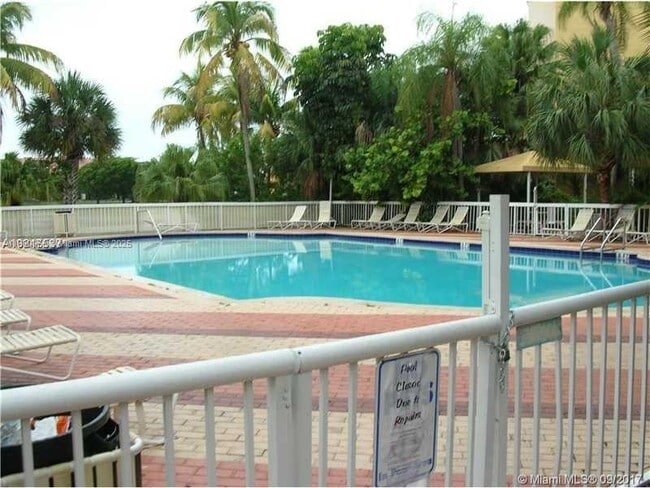 Building Photo - 9359 Fontainebleau Blvd