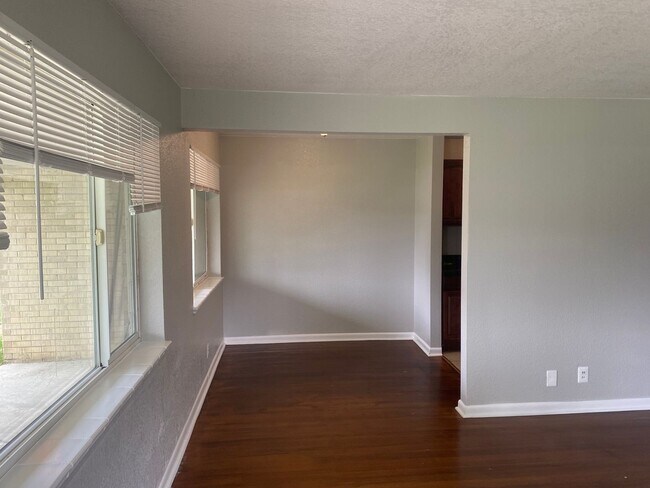 Building Photo - Move In Special offered 1 bedroom with 1 bath