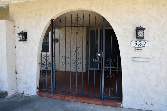 Building Photo - 522 E Collins Ave