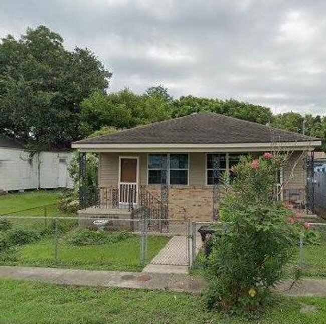 Building Photo - 515 Lizardi St