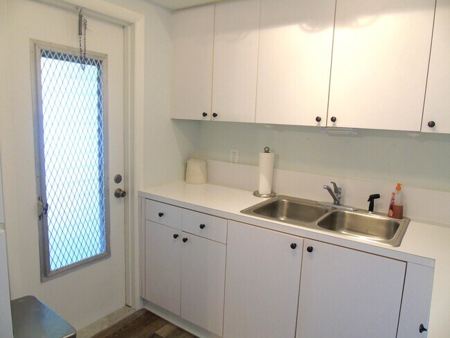 Building Photo - 309 Circle Dr S