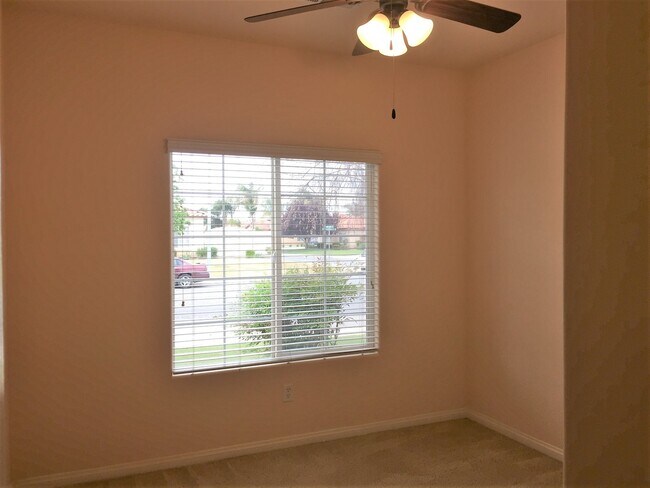 Building Photo - Wonderful 4+2 located North of Stockdale H...