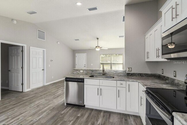 Building Photo - 2 Ash Dr