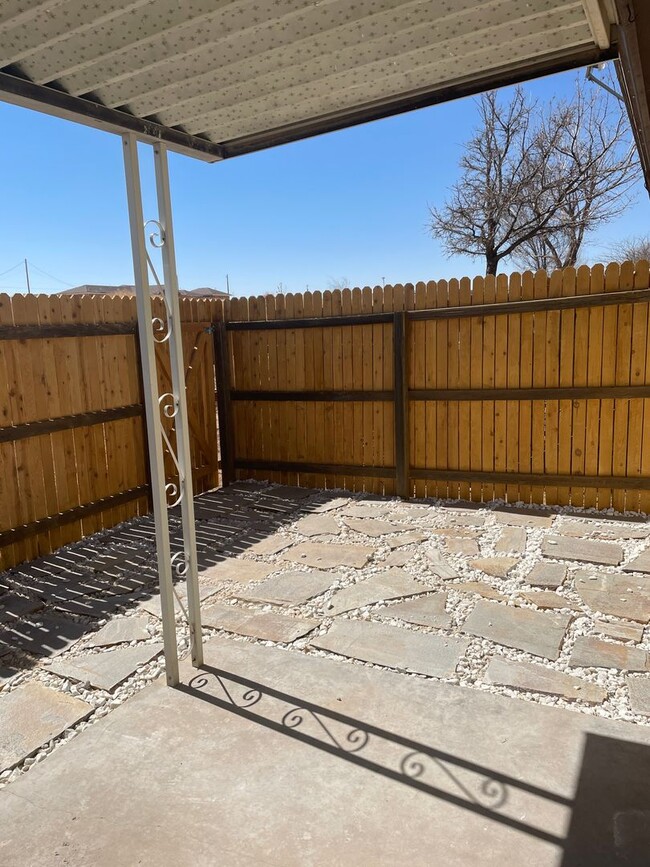 Building Photo - New remodeled townhome!