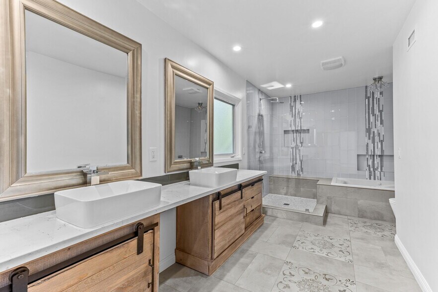 Building Photo - 4920 Tarzana Woods Dr