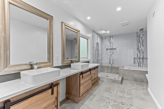 Building Photo - 4920 Tarzana Woods Dr