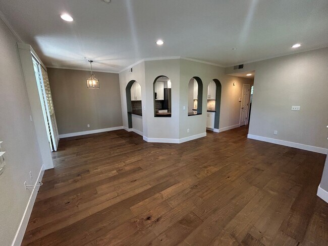 Building Photo - Beautiful 2 Bed, 2 Bath Single Story Condo...